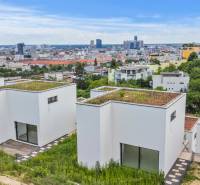 Nadštandardná 4- izbová terasová vila na Kolibe s krásnym výhľadom - Rodinné domy na ulici Svätovavrinecká s výhľadom na mesto, zelené strechy, moderná architektúra.
