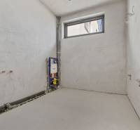 Nadštandardná 4- izbová terasová vila na Kolibe s krásnym výhľadom - Vo výstavbe izba s malým oknom, pripojkami, na ulici Svätovavrinecká, rodinný dom.