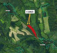 Rokycany – 70.000 m2 LESNÝ POZEMOK v podiele 1/1 - Letecký pohľad na poľnohospodárske a lesné pozemky v okolí Rokycian s vyznačenou parcelou.