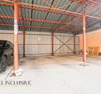 NA PREDAJ 2-IZBOVÝ BYT S 2 BALKÓNMI, DUNAJSKÁ STREDA - Parkovacie miesto so strieškou na Kukučínovej ulici v Dunajskej Strede, neďaleko 2-izbového bytu.