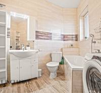 NA PREDAJ 2-IZBOVÝ BYT S 2 BALKÓNMI, DUNAJSKÁ STREDA - Kúpeľňa so sprchou, vaňou a práčkou v 2-izbovom byte, podlaha s dreveným dekorom.