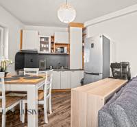 NA PREDAJ 2-IZBOVÝ BYT S 2 BALKÓNMI, DUNAJSKÁ STREDA - Kuchyňa v 2-izbovom byte s podlahou s dreveným dekorom a jedálenským stolom.