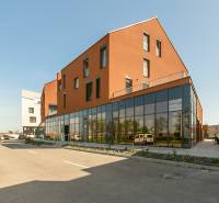 OPAL - NOVÝ a KOMPLETNE ZARIADENÝ 2,5-izbový byt s LODŽIOU a PARKOVANÍ - Budova v oblasti Bratislava - Jarovce na Perlovej ulici, okná odrážajúce okolie.