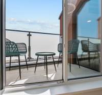 OPAL - NOVÝ a KOMPLETNE ZARIADENÝ 2,5-izbový byt s LODŽIOU a PARKOVANÍ - Balkón s posedením v 2-izbovom byte, výhľad na jasnú oblohu.