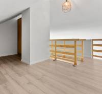 OPAL - NOVÝ a KOMPLETNE ZARIADENÝ 2,5-izbový byt s LODŽIOU a PARKOVANÍ - Vzdušný priestor v 2-izbovom byte s podlahou s dreveným dekorom.