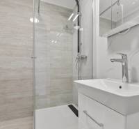 OPAL - NOVÝ a KOMPLETNE ZARIADENÝ 2,5-izbový byt s LODŽIOU a PARKOVANÍ - Kúpeľňa v 2-izbovom byte s umývadlom, sprchou a svetlými obkladmi.