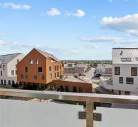 OPAL - NOVÝ a KOMPLETNE ZARIADENÝ 2,5-izbový byt s LODŽIOU a PARKOVANÍ - Pohľad z balkóna na moderné budovy na Perlovej ulici v Bratislave - Jarovciach.