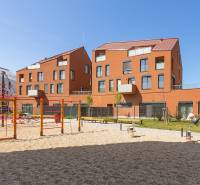 OPAL - NOVÝ a KOMPLETNE ZARIADENÝ 2,5-izbový byt s LODŽIOU a PARKOVANÍ - Detské ihrisko pred obytnými domami na Perlovej ulici v Bratislave, Jarovciach.