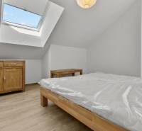 OPAL - NOVÝ a KOMPLETNE ZARIADENÝ 2,5-izbový byt s LODŽIOU a PARKOVANÍ - Podkrovná spálňa v 2-izbovom byte s nábytkom z dreva a strešnými oknami.