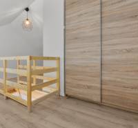 OPAL - NOVÝ a KOMPLETNE ZARIADENÝ 2,5-izbový byt s LODŽIOU a PARKOVANÍ - Podkrovný priestor s dreveným zábradlím, osvetlením a podlahou s dreveným dekorom v 2-izbovom byte.
