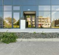 OPAL - NOVÝ a KOMPLETNE ZARIADENÝ 2,5-izbový byt s LODŽIOU a PARKOVANÍ - Vstup do budovy na Perlovej ulici v Bratislave - Jarovce, moderné presklenie a upravené okolie.