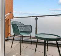 OPAL - NOVÝ a KOMPLETNE ZARIADENÝ 2,5-izbový byt s LODŽIOU a PARKOVANÍ - Balkón s moderným nábytkom a výhľadom v 2-izbovom byte.