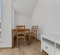 OPAL - NOVÝ a KOMPLETNE ZARIADENÝ 2,5-izbový byt s LODŽIOU a PARKOVANÍ - Jedáleň s dreveným stolom a stoličkami v 2-izbovom byte, podlaha s dreveným dekorom.
