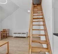 OPAL - NOVÝ a KOMPLETNE ZARIADENÝ 2,5-izbový byt s LODŽIOU a PARKOVANÍ - Schody s dreveným dekorom v obývacej izbe 2-izbového bytu, vedľa jedálenského stola.