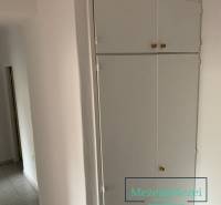 Na predaj prakticky riešený 2-izbový byt s balkónom - Biely vstavaný úložný priestor a dlažba v 2-izbovom byte.