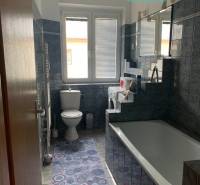 Na predaj útulný 2-izbový byt, Bratislava – Nové Mesto - Kúpeľňa v 2-izbovom byte s vaňou, práčkou a tmavými obkladačkami.
