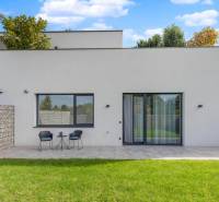 BÝVANIE VO VILA DOME - POSLEDNÝ VOĽNÝ 3-IZBOVÝ BYT SO ZÁHRADOU - Exteriér 3-izbového bytu na Lipnickej ulici v Dunajskej Lužnej s terasou a zeleňou.