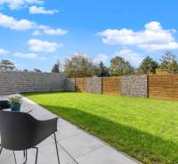 BÝVANIE VO VILA DOME - POSLEDNÝ VOĽNÝ 3-IZBOVÝ BYT SO ZÁHRADOU - Terasa s kreslami a trávnikom v 3-izbovom byte na ulici Lipnická, Dunajská Lužná.