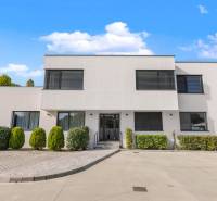 BÝVANIE VO VILA DOME - POSLEDNÝ VOĽNÝ 3-IZBOVÝ BYT SO ZÁHRADOU - Moderná budova na Lipnickej ulici v Dunajskej Lužnej obklopená zeleňou.