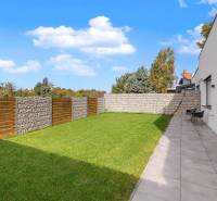 BÝVANIE VO VILA DOME - POSLEDNÝ VOĽNÝ 3-IZBOVÝ BYT SO ZÁHRADOU - Záhrada 3-izbového bytu na Lipnickej ulici v Dunajskej Lužnej so zeleňou a terasou.