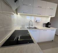 REZERVOVANÝ prenájom zrekonštruovaného 3 izbového bytu, ul. Rákócziho - Elegantná kuchyňa v 3-izbovom byte s bielymi skrinkami a indukčnou varnou doskou.