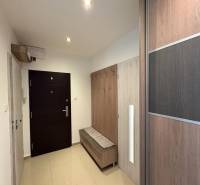 REZERVOVANÝ prenájom zrekonštruovaného 3 izbového bytu, ul. Rákócziho - Vstupná hala 3-izbového bytu so skriňou a vešiakom, svetlé prostredie.