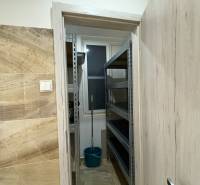 REZERVOVANÝ prenájom zrekonštruovaného 3 izbového bytu, ul. Rákócziho - Malý sklad v 3-izbovom byte s regálmi a vedrom.