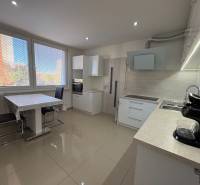 REZERVOVANÝ prenájom zrekonštruovaného 3 izbového bytu, ul. Rákócziho - Kuchyňa 3-izbového bytu s veľkými oknami, jedálenským stolom a svetlou podlahou.