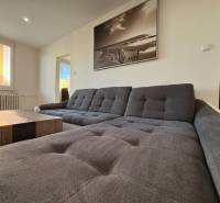 REZERVOVANÝ prenájom zrekonštruovaného 3 izbového bytu, ul. Rákócziho - Svetlá obývačka s pohodlnou sedačkou a veľkým oknom v 3-izbovom byte.