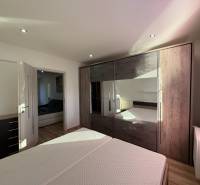 REZERVOVANÝ prenájom zrekonštruovaného 3 izbového bytu, ul. Rákócziho - Spálňa so vstavanou skriňou a prúdiacim prirodzeným svetlom v 3-izbovom byte.