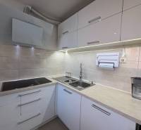 REZERVOVANÝ prenájom zrekonštruovaného 3 izbového bytu, ul. Rákócziho - Kuchyňa so vstavanou varnou doskou a drezom v 3-izbovom byte.
