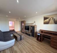 REZERVOVANÝ prenájom zrekonštruovaného 3 izbového bytu, ul. Rákócziho - Obývacia izba v 3-izbovom byte s podlahou s dreveným dekorom a pohodlnou sedacou súpravou.