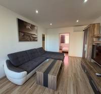 REZERVOVANÝ prenájom zrekonštruovaného 3 izbového bytu, ul. Rákócziho - Obývačka v 3-izbovom byte s rohovou sedačkou a podlahou s dreveným dekorom.