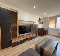 REZERVOVANÝ prenájom zrekonštruovaného 3 izbového bytu, ul. Rákócziho - Obývacia izba v 3-izbovom byte s podlahou s dreveným dekorom a moderným nábytkom.