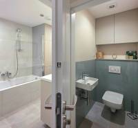 REZERVOVANÉ - 3i, OV, 71m2 + loggia, Lomonosovova, dizajnový, zariaden - Kúpeľňa a toaleta v 3-izbovom byte s vaňou a vstavanou sanitou.