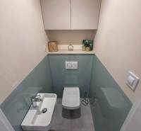 REZERVOVANÉ - 3i, OV, 71m2 + loggia, Lomonosovova, dizajnový, zariaden - Útulná kúpeľňa s nástenným WC a úložnými priestormi v 3-izbovom byte.