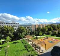 REZERVOVANÉ - 3i, OV, 71m2 + loggia, Lomonosovova, dizajnový, zariaden - Detské ihrisko na Lomonosovej v Košiciach, mestská časť Juh, obklopené zeleňou a stromami.
