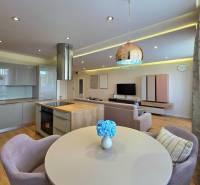 REZERVOVANÉ - 3i, OV, 71m2 + loggia, Lomonosovova, dizajnový, zariaden - Jedálenský stôl so stoličkami v 3-izbovom byte s podlahou s dreveným dekorom.