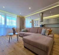 REZERVOVANÉ - 3i, OV, 71m2 + loggia, Lomonosovova, dizajnový, zariaden - Obývačka 3-izbového bytu s rohovou sedačkou, podlahou s dreveným dekorom a vkusnými dekoráciami.