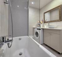 REZERVOVANÉ - 3i, OV, 71m2 + loggia, Lomonosovova, dizajnový, zariaden - Kúpeľňa so sprchou, práčkou, zrkadlom a umývadlom v 3-izbovom byte.
