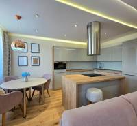 REZERVOVANÉ - 3i, OV, 71m2 + loggia, Lomonosovova, dizajnový, zariaden - Kuchyňa v 3-izbovom byte s ostrovčekom, podlaha s dreveným dekorom, štýlové osvetlenie.