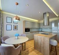 REZERVOVANÉ - 3i, OV, 71m2 + loggia, Lomonosovova, dizajnový, zariaden - Kuchyňa s jedálenským stolom a ostrovčekom, podlaha s dreveným dekorom, 3-izbový byt.