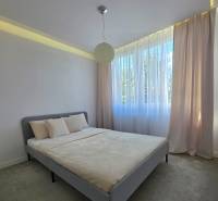 REZERVOVANÉ - 3i, OV, 71m2 + loggia, Lomonosovova, dizajnový, zariaden - Spálňa v 3-izbovom byte s posteľou a bielymi záclonami.