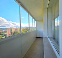 REZERVOVANÉ - 3i, OV, 71m2 + loggia, Lomonosovova, dizajnový, zariaden - Zasklený balkón 3-izbového bytu na Lomonosovej ulici, Košice - mestská časť Juh.