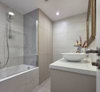 REZERVOVANÉ - 3i, OV, 71m2 + loggia, Lomonosovova, dizajnový, zariaden - Kúpeľňa v 3-izbovom byte s vaňou, umývadlom a zrkadlom, obložená svetlými dlaždicami.