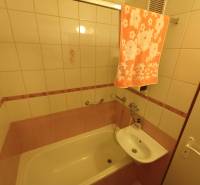 Veľký 2 izbový byt na Severe na predaj - Kúpeľňa 2-izbového bytu so sprchou, umývadlom a uterákom v teplých odtieňoch.