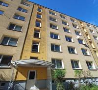 Veľký 2 izbový byt na Severe na predaj - Bytový dom na Severnej ulici v Martine s viacerými poschodiami a vstupným prístreškom.