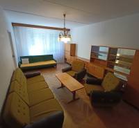 Veľký 2 izbový byt na Severe na predaj - Obývačka s pohovkami a nábytkom, podlaha s dreveným dekorom, 2-izbový byt.