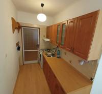 Veľký 2 izbový byt na Severe na predaj - Kuchyňa s podlahou s dreveným dekorom, kuchynskou linkou a plynovým sporákom v 2-izbovom byte.