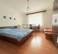 Prenájom, penzión Podhájska - EXKLUZÍVNE HALO REALITY - Izba s dvojlôžkom, jednolôžkom, skriňou a podlahou s dreveným dekorom v hoteloch a penziónoch.